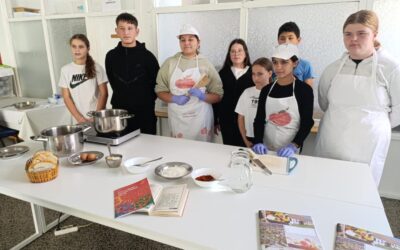 Vrijedno radimo na Maloj razgovornoj bajaško-virovskoj kuharici