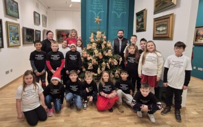 Učenici 3. razreda uživali u kićenju bora u virovskoj galeriji