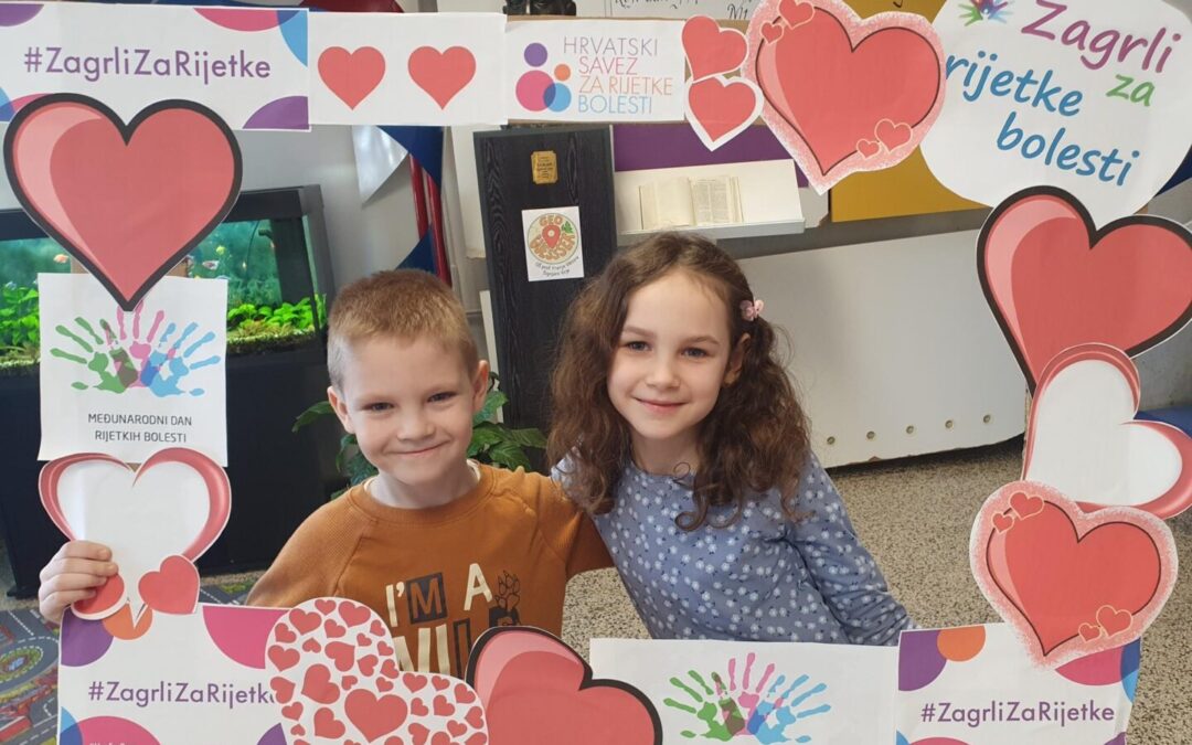 Mala liga, učenici i djelatnici virovske škole te Dječji vrtić „Zrno“ Virje podržali kampanju „Zagrli za rijetke“