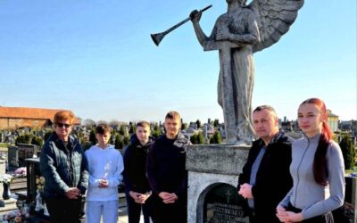 Posjet Vjeronaučne grupe grobu profesora Franje Viktora Šignjara povodom Dana škole