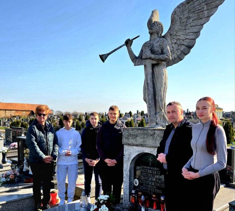 Posjet Vjeronaučne grupe grobu profesora Franje Viktora Šignjara povodom Dana škole